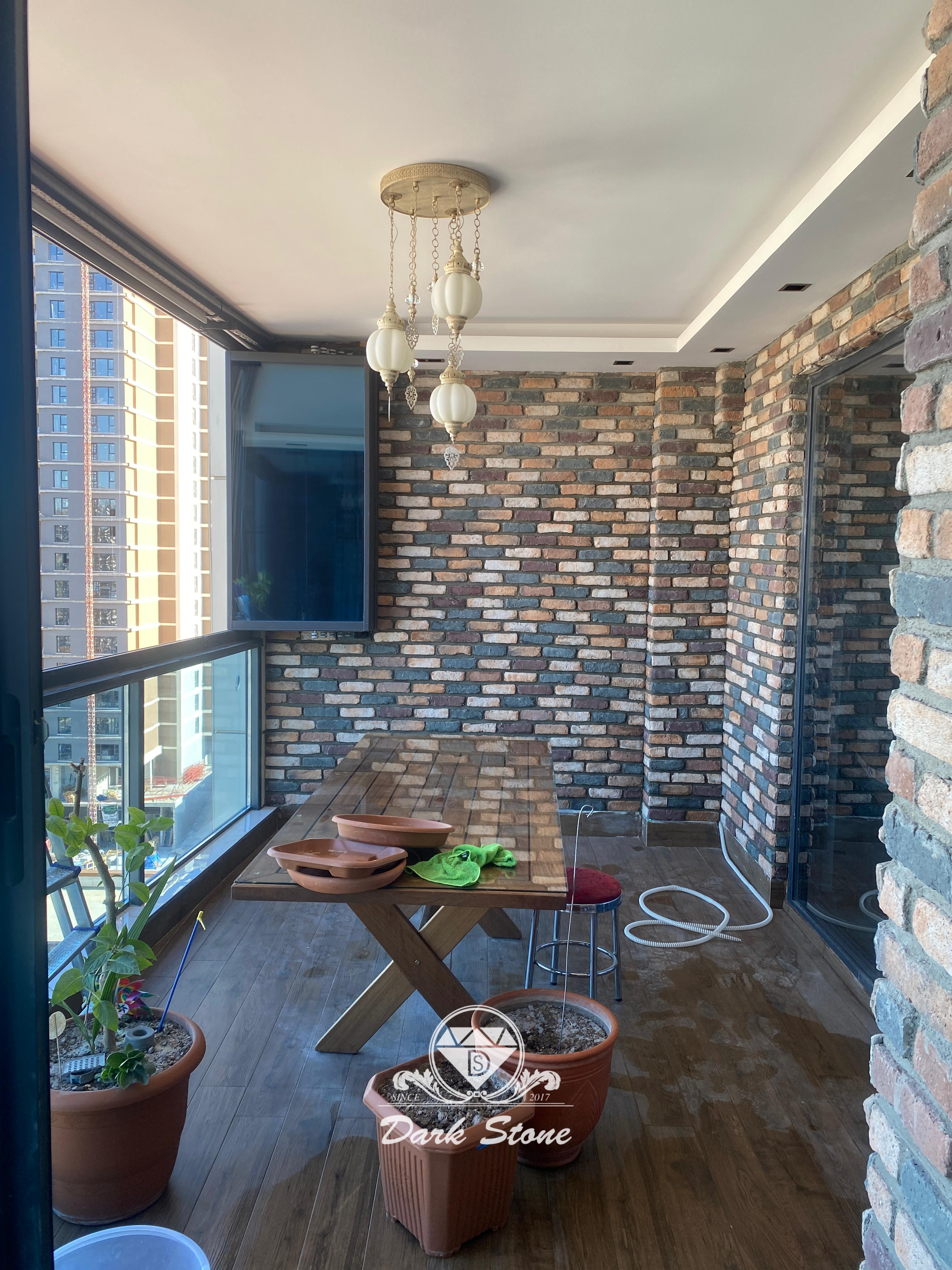 Dark Distressed Brick DS 2136
